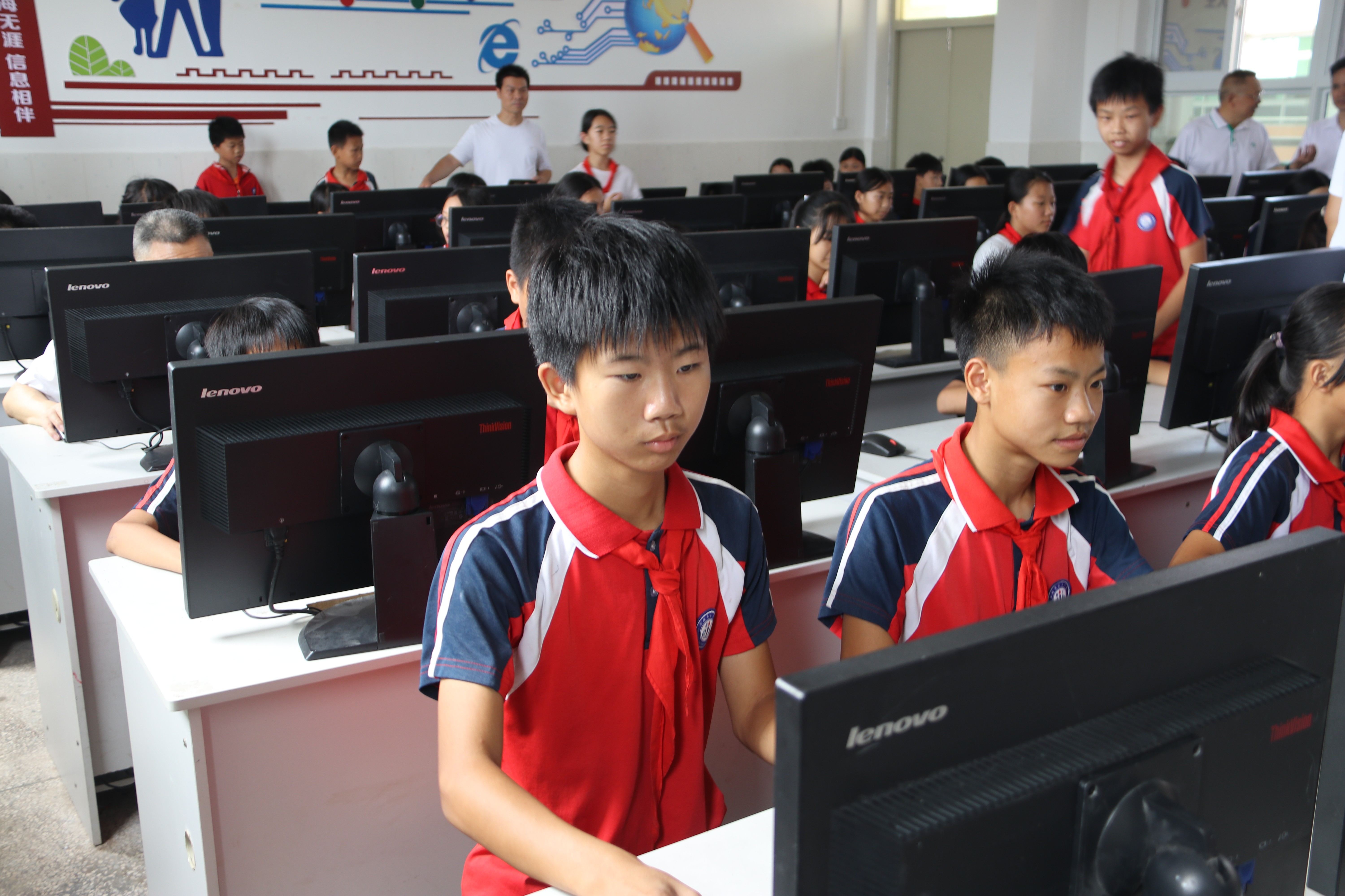 第二百一十二至二百一十三期“綠色愛(ài)心電腦教室”標(biāo)準(zhǔn)電腦41套（徐福記國(guó)際集團(tuán)）