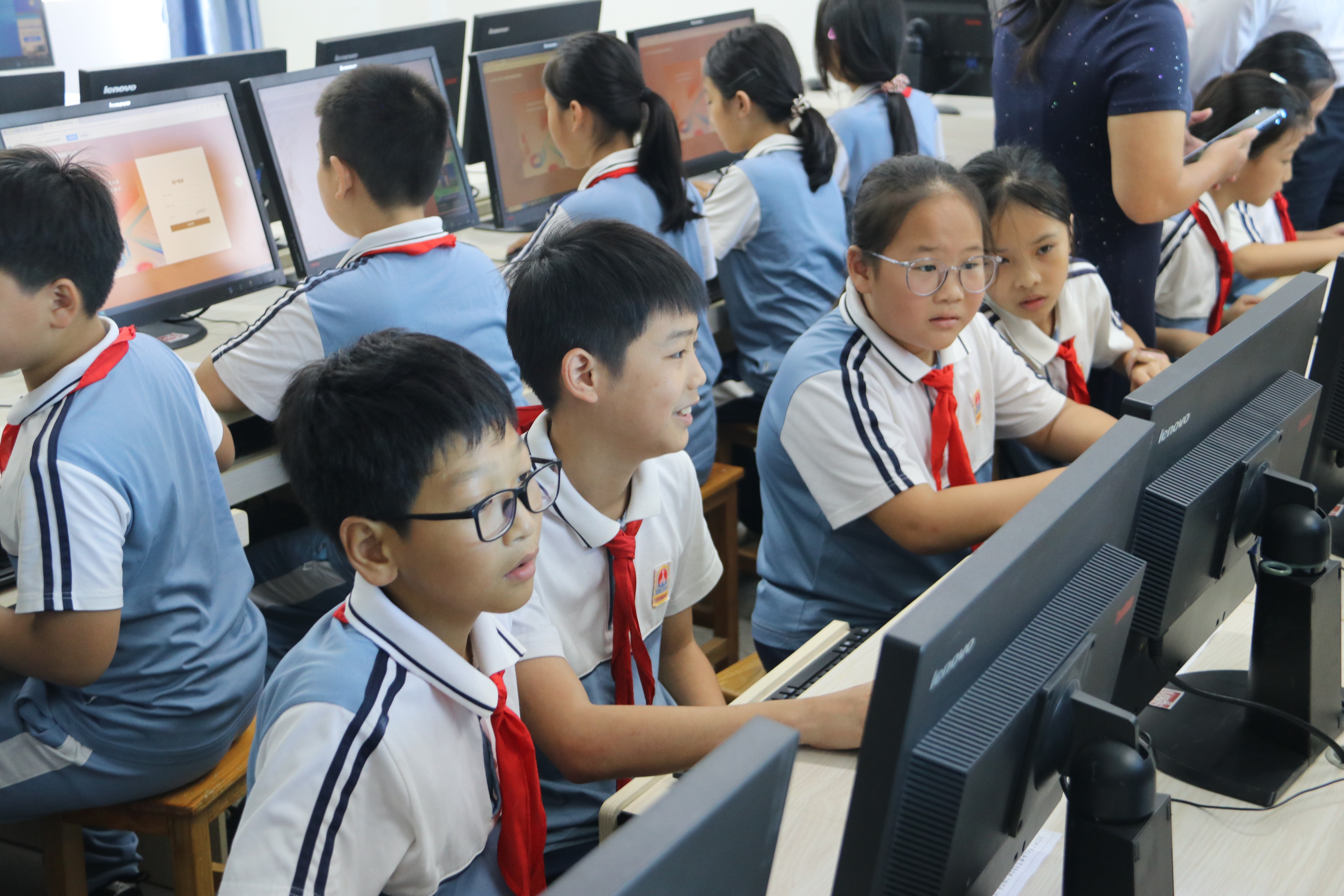 第二百二十期至二百二十三期“綠色愛(ài)心電腦教室”標(biāo)準(zhǔn)電腦82套（村田集團(tuán)華南區(qū)四家公司 (深圳·珠海·佛山·東莞） ）