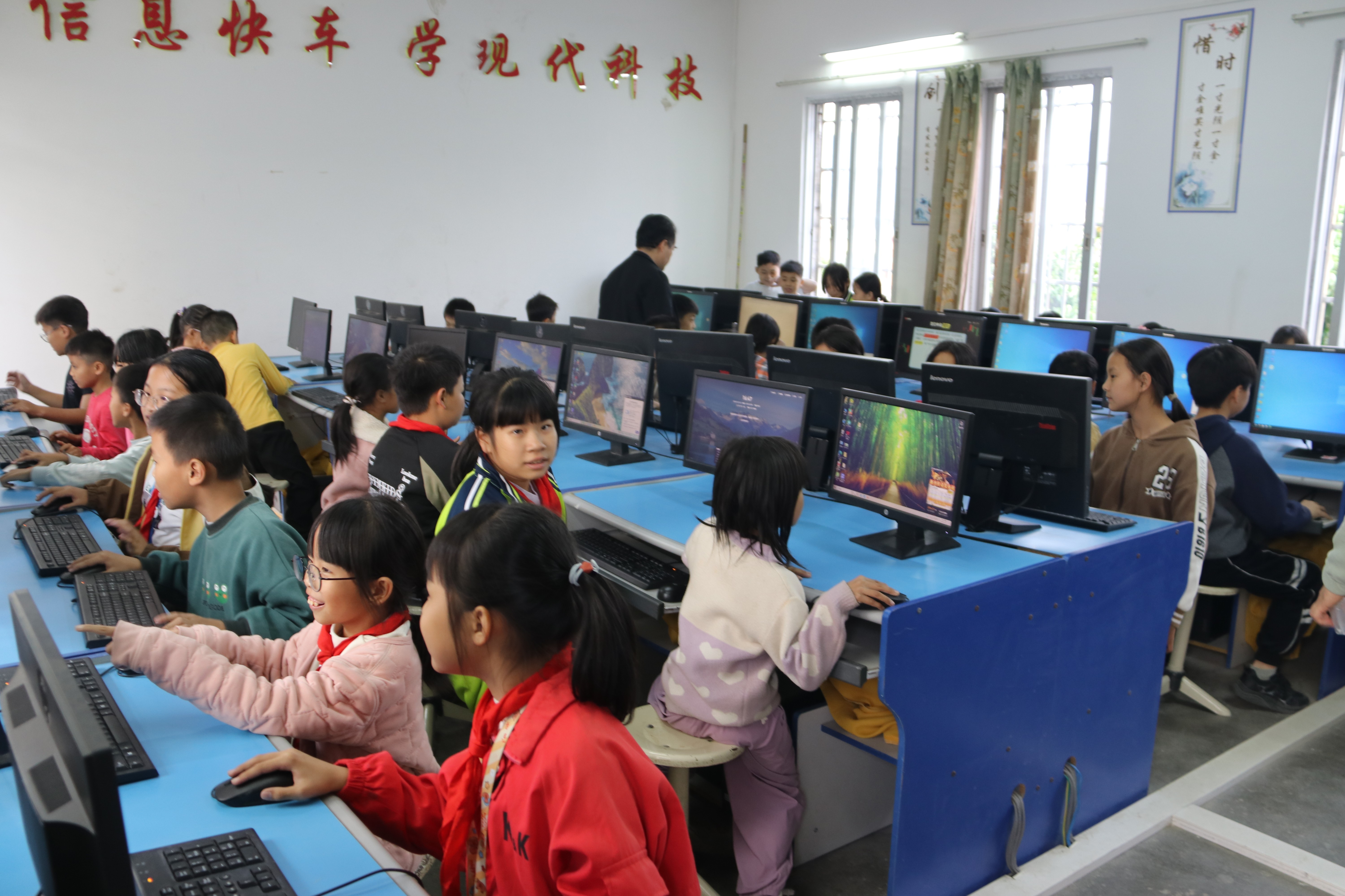 第二百二十六期“綠色愛(ài)心電腦教室”標(biāo)準(zhǔn)電腦21套（深圳市智微智能科技股份有限公司 ）